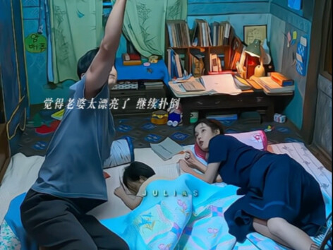 Tối nay xem tivi chút đi hai đứa!! Thanh niên sức khỏe thật tốt quá, ghen tị rồi