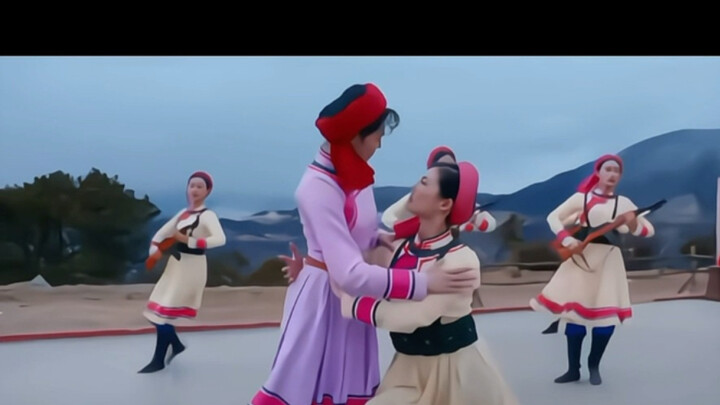 مقارنة بين رقصة «فتاة الميليشيا في السهوب» بنسخة فيلم «الزمن الجميل» والرقصة الأصلية