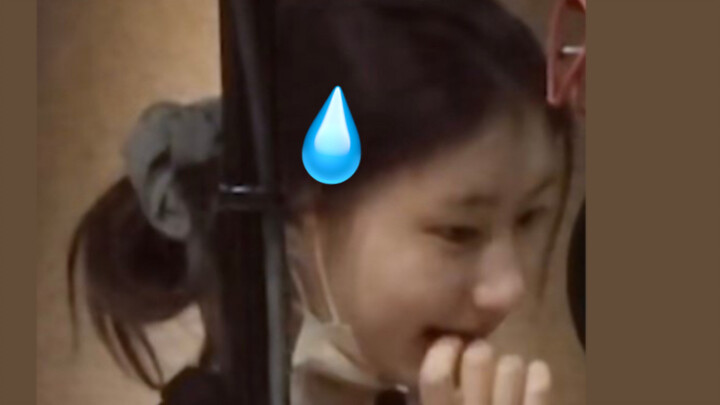 What makes Li Cailing so afraid to sing Chinese songs?