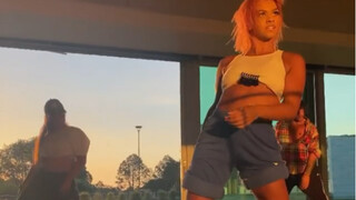 夕阳下跳舞的Kirsten绝美 景美人美 舞好看