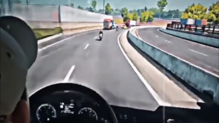 Sao lại có nhiều người đi ngược chiều vậy?