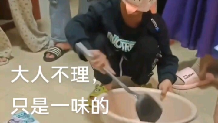 The little kid lost himself amid constant “waaahs” 😂