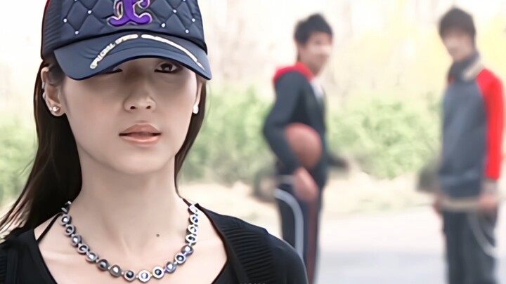 “Bạn gái của bạn ư? Tôi chào một câu” Hóa ra cặp này cũng là tay ba