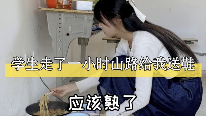 之前上课时 一个学生发现我的鞋子破了 她竟走了一个多小时的山路到我宿舍把她姐姐打工给她买的新鞋送给我感动的我差点泪目你们觉得要不要收下呢?