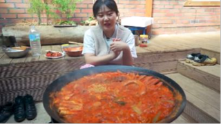 Mukbang GIĂM BÔNG VÀ XÚC XÍCH HẦM NẤU TRÊN MỘT CÁI NẮP VẠC LỚN#amthuc #monngon