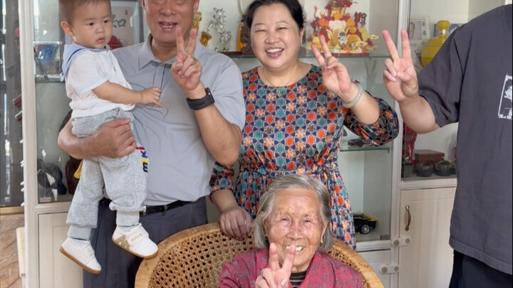 هيا نحتفل بعيد ميلاد الجدة الأكثر روعة معًا!