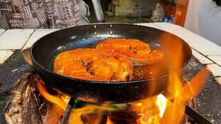 Lonely people should eat well and have a good meal with their cats at home