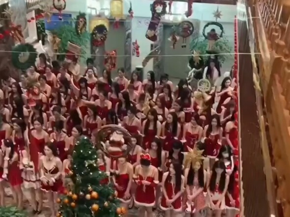 Kesibukan di ibu kota, kau melihat si cantik berkerudung tipis