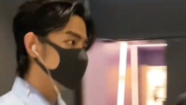 กอดพี่ชายคนดี เลิกงาน เปลี่ยนเสื้อผ้า กลายเป็นหนุ่มใหญ่สดชื่นอีกครั้ง