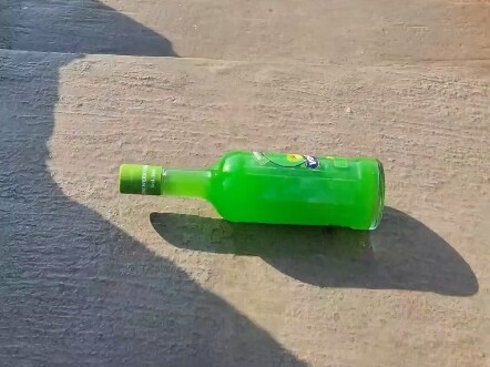 Khoảnh khắc giải tỏa áp lực khi lăn chai trên cầu thang