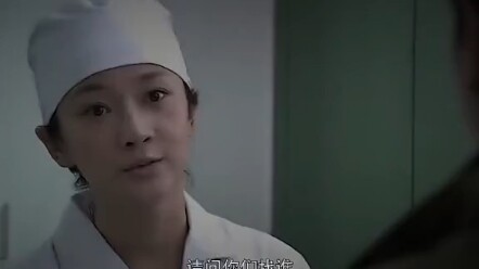 شاب يتقدّم لمقابلة في وحدة سرية ويعبّر عن أسباب ترشّحه، فتُبكِي كلماته المقابلَ حتى الدمع.