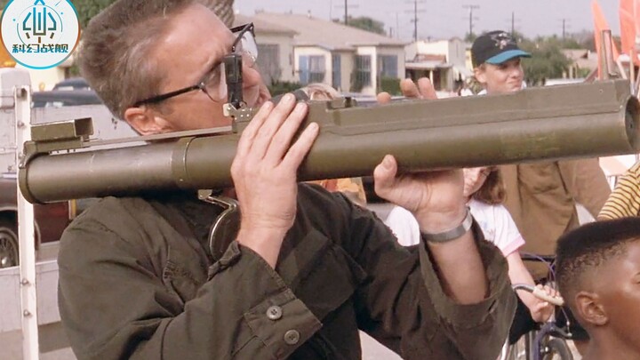 طُرد مهندس الصواريخ من عمله على يد رئيسه، حتى عمال البناء كانوا يتنمرون عليه، فما كان منه إلا أن أخر