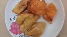 makan singkong dan pisang goreng