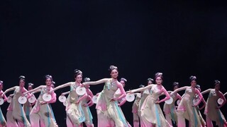 "Trang điểm nhẹ hay trang điểm đậm luôn phù hợp" là hoa sen trong tim tôi cho "Giải thưởng Hoa sen" 