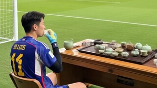 Gambar berharga dari penjaga gawang lawan tim nasional sepak bola Tiongkok sedang makan dan minum