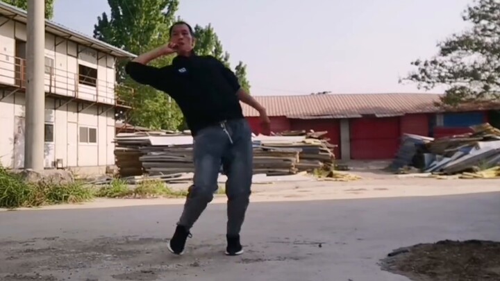 A country uncle performs a self-taught breakdance. Please enjoy it slowly.