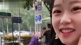 สาวน้อยร่าเริงคนนี้ช่างน่ารักจริงๆ