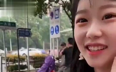 Such a cheerful girl is so lovely