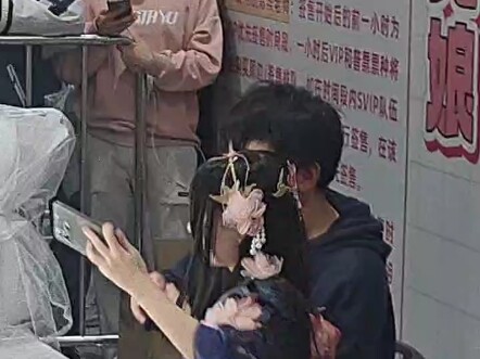 I didn’t manage to get a handshake ticket, so I could only take photos from afar. Tu Niang-sensei is