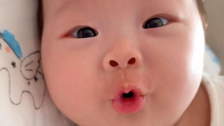 Khi bạn vô tình sinh phải một em bé lắm chuyện, cảm giác đó như thế nào? Cá vàng nhỏ đã xuất hiện rồ