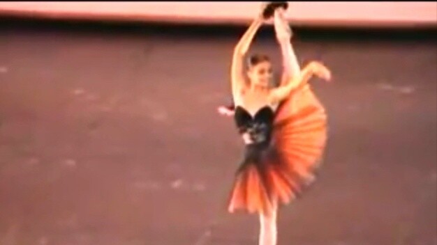 Siswa Sekolah Tari MU berusia 17 tahun menampilkan variasi dari "Esmeralda" karya Beauvoir