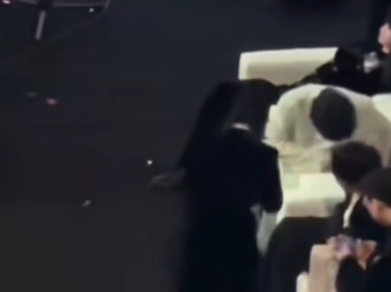 Sis Fei really treats them like kids—when they got hungry during the awards ceremony, she walked ove