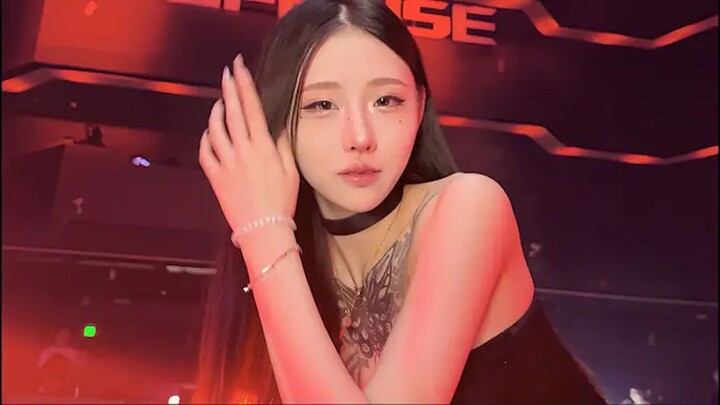 DJ bùng nổ tại quán bar: Nhạc dance sôi động của Justin Bieber - “Swag” khiến cả hội trường bùng nổ,