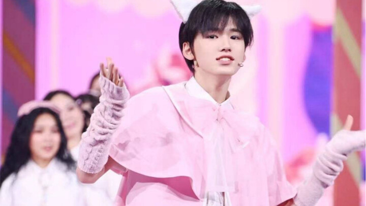 Super-cute cat-eared little brother cover-dances “Love You”—so adorable it melts your heart!