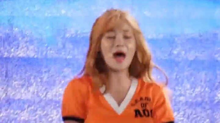 [Layar vertikal] AOA menari dengan rok pendek di hari yang berangin, dengan ujung rok berkibar