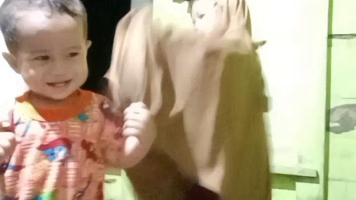 anak baru satu thun su belajar joget,,,,panya nhi