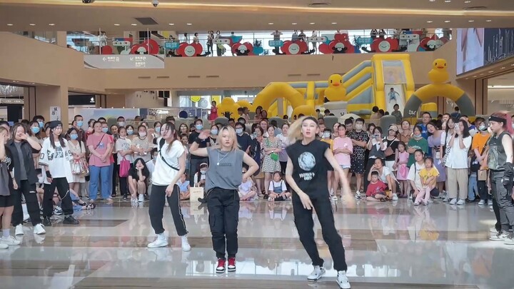 [Stayzoo] Buổi biểu diễn đường phố toàn quốc đầu tiên của Easy! Không dễ chút nào đâu, nhảy xong rất