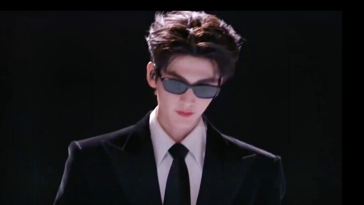 Guess you really can’t beat Zhang Linghe himself for a proper march!