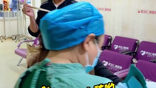 หลังจากนำทารกออกจากห้องคลอด คุณยายก็หมกมุ่นอยู่กับความน่ารักของหลานสาวจนอดใจไม่ไหว ลูกชายของเธอเองก็