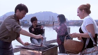 A poor young man went to Macau to sell grilled fish, and the unique smell attracted a foreign girl. 