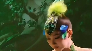 关晓彤雀之灵舞台，这次舞蹈真的打破了以往对她的所有印象，真的太惊艳了！