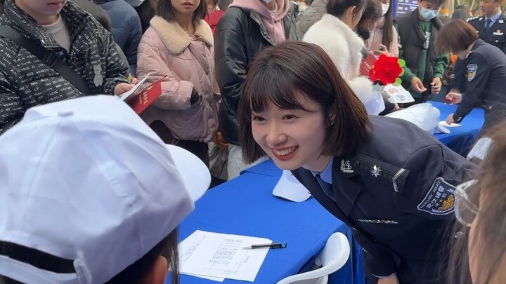 Para anak-anak justru menjadikan hari terbuka kantor polisi sebagai Hari Anak Internasional 1 Juni