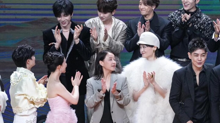 Sao mọi người lại nhìn Châu Thâm kiểu vậy nhỉ || Cùng biểu cảm với mình luôn, buồn cười quá!