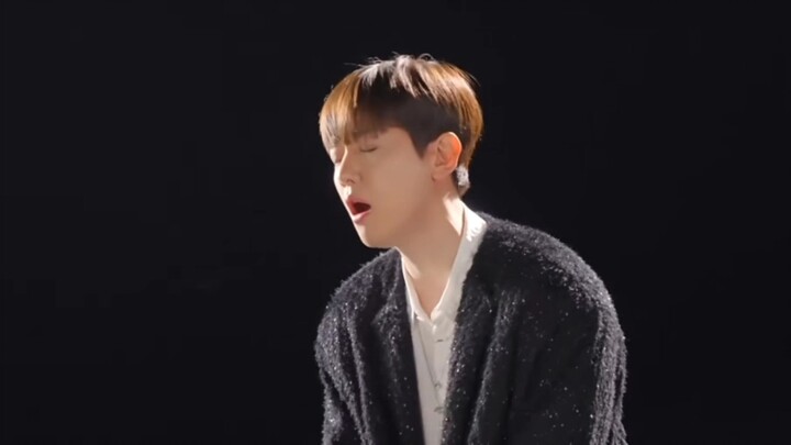 Abang ini emang nggak nyontek lip-sync, langsung live! Bener-bener salut sama a cappella Baekhyun! T