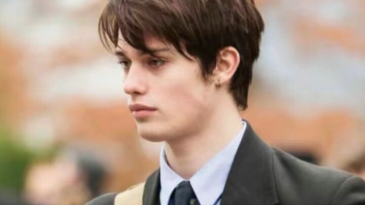 How did the star-spangled red and royal blue lead guy end up like this?? (After bulking up)