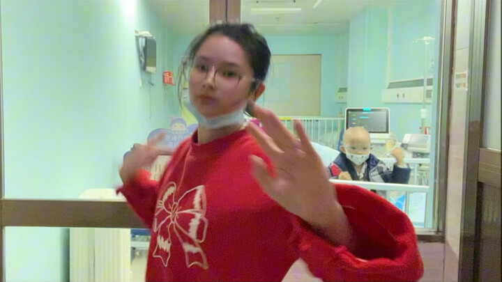 Dùng cú đấm khuỷu tay để cứu con trai, thật là đàn ông!