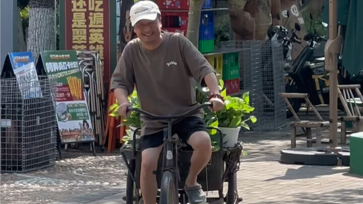 Moving to a new studio! Of course, I asked both my boyfriend and dad to send me a bouquet of flowers