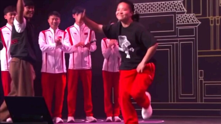 [Liu Qingyi] What an amazing breakdance performance!