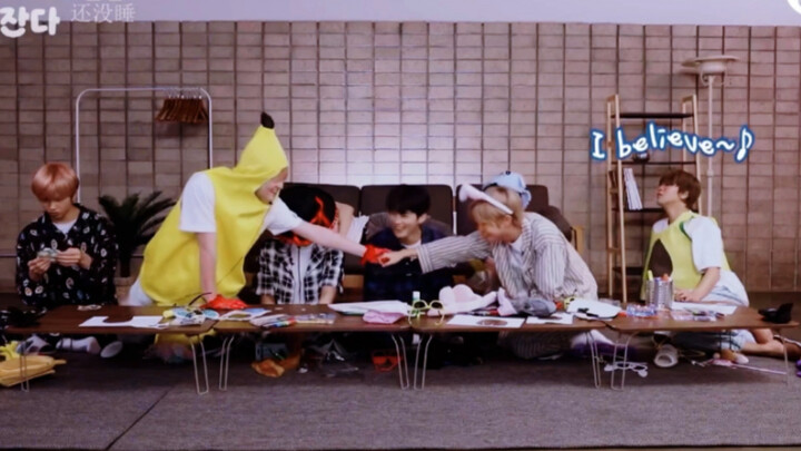 เหรินจวิ้น: ถ้ากลัวก็ตามพี่ไปนะ; เฉินเล่อ: ได้ค่ะพี่ชาย～ พวกเขาคงเดินทางมาจนถึงทุกวันนี้ด้วยวิธีนี้แ