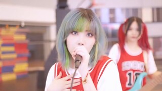 Saya melihat girl band memainkan Slam Dunk "Sampai Akhir Dunia" sambil bermain bola