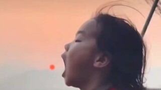 家长默契配合小孩“吞日”，互关互粉请留言