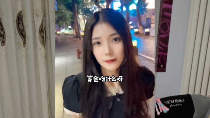 My girlfriend’s such a foodie—every time we go out shopping, she keeps asking what to eat, what to e