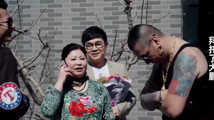 打电话摇人合集，黑老大被人拿枪顶着脑门，马上摇人拿着枪顶回去