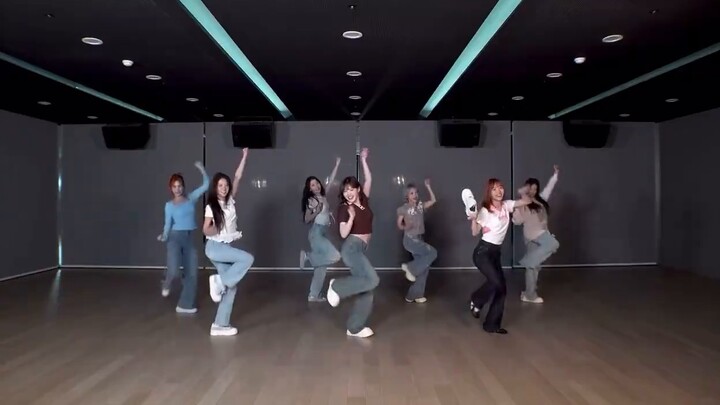 Shocking! A sophisticated female idol kicked her shoes off in the practice room