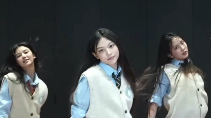 School uniform version of Hype Boy practice room Haerin straight shot the last few steps are very co