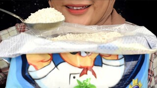 ASMR RAW RICE || RAW RICE || MAKAN BERAS MENTAH DI KARUNG PLASTIK PAKE CENTONG || ASMR INDONESIA